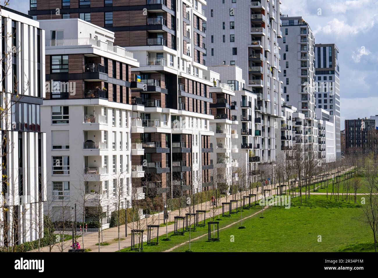 Modernes Wohnviertel entlang der Toulouser Allee, Hochhäuser mit Wohnungen und Büros, auf ehemaligen Bahnhöfen, Güterbahnhof und Industriegebiet Stockfoto