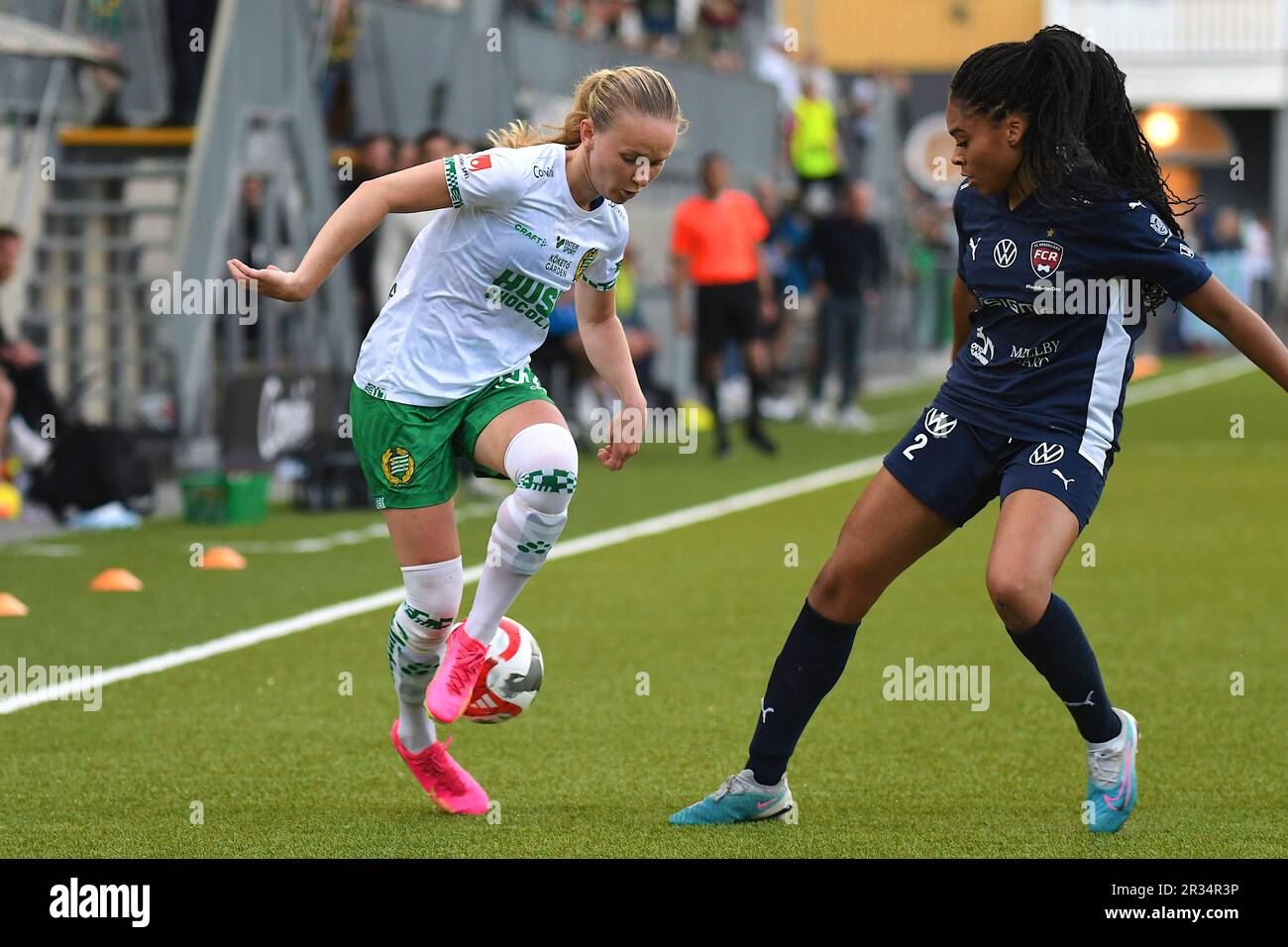 Stockholm, Schweden. 22. Mai 2023. Stockholm, Schweden, Mai 22. 2023: Matilda Vinberg (13 Hammarby) und Isabella Obaze (2 FC Rosengard) während des Spiels in der Schwedischen Liga OBOS Damallsvenskan am 22. 2023. Mai zwischen Hammarby IF und FC Rosengard auf der Hammarby IP in Stockholm, Schweden (Peter Sonander/SPP). Alamy Live News Stockfoto