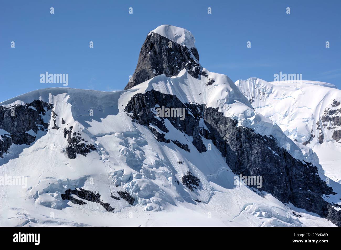 Schneebedeckte Berge und Felsen der Antarktis Stockfoto