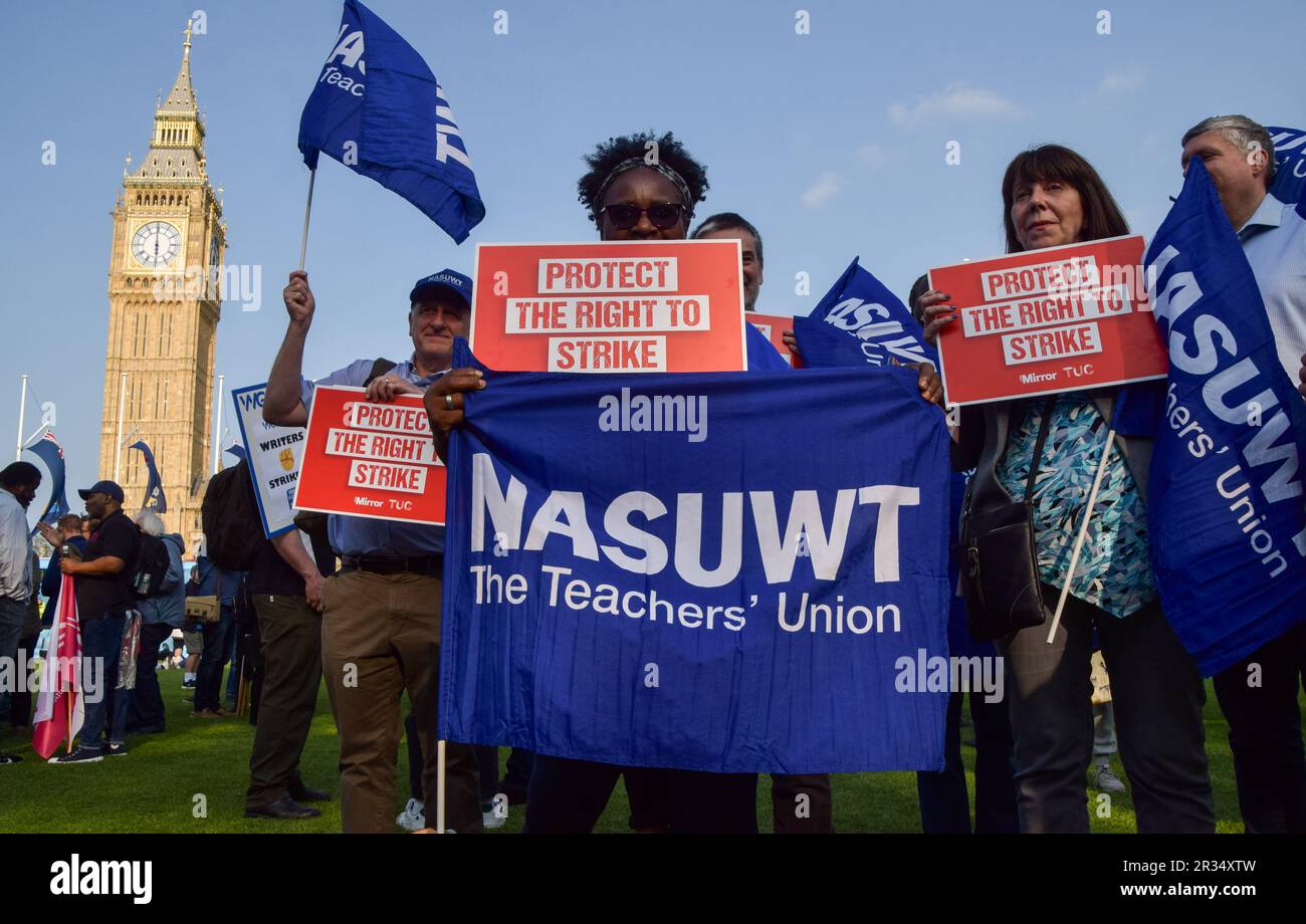 London, England, Großbritannien. 22. Mai 2023. Mitglieder der NASUWT-Lehrergewerkschaft nehmen an der Kundgebung Teil. Verschiedene Gewerkschaften versammelten sich auf dem Parlamentsplatz, um gegen Antistreikgesetze zu protestieren. (Kreditbild: © Vuk Valcic/ZUMA Press Wire) NUR REDAKTIONELLE VERWENDUNG! Nicht für den kommerziellen GEBRAUCH! Stockfoto