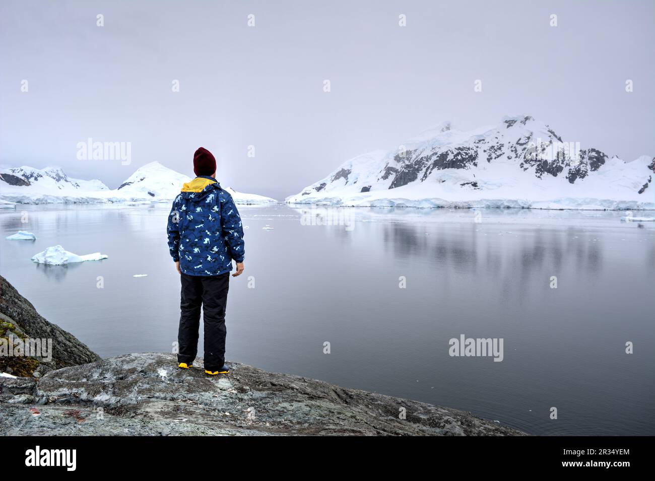 Traveler man mit Blick auf die Berge und Gletscher der Antarktis Stockfoto
