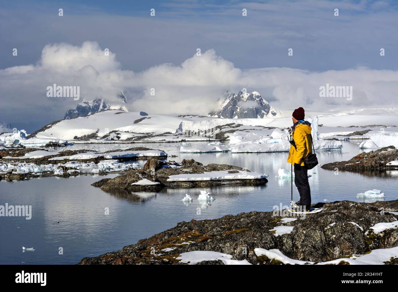 Traveler man mit Blick auf die Berge und Gletscher der Antarktis Stockfoto