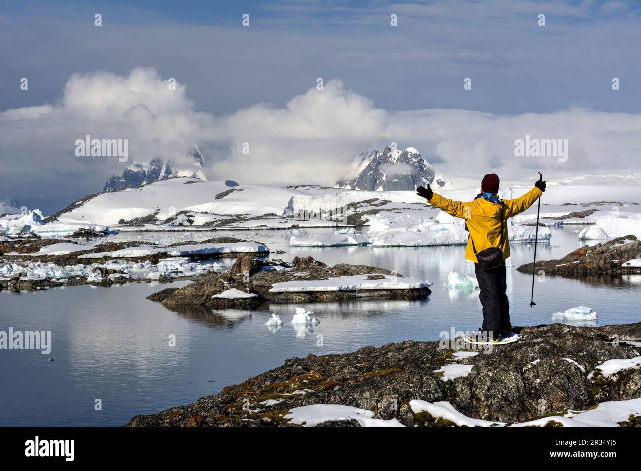 Traveler man mit Blick auf die Berge und Gletscher der Antarktis Stockfoto
