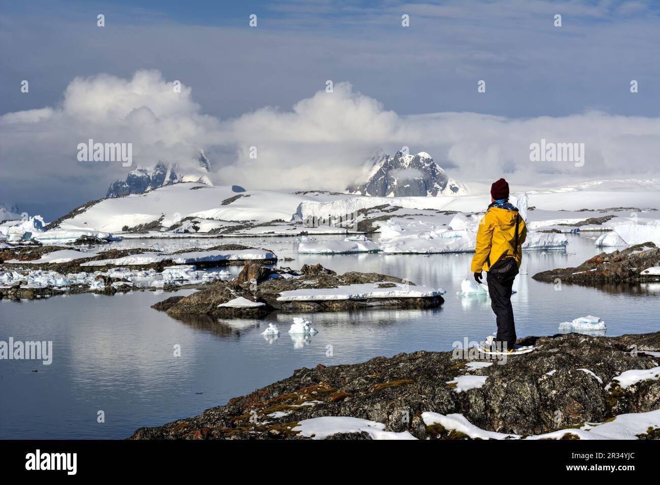Traveler man mit Blick auf die Berge und Gletscher der Antarktis Stockfoto