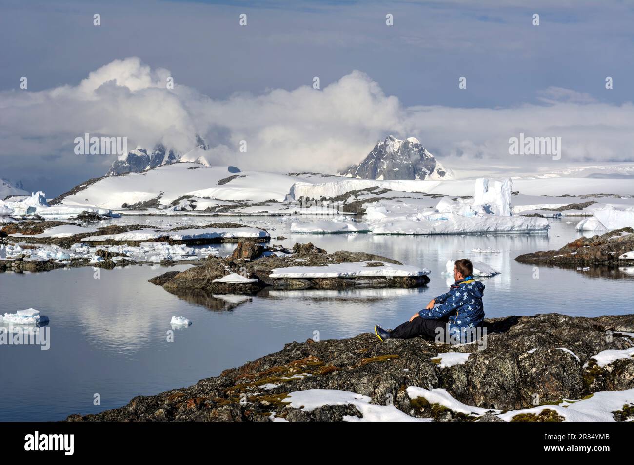 Traveler man mit Blick auf die Berge und Gletscher der Antarktis Stockfoto