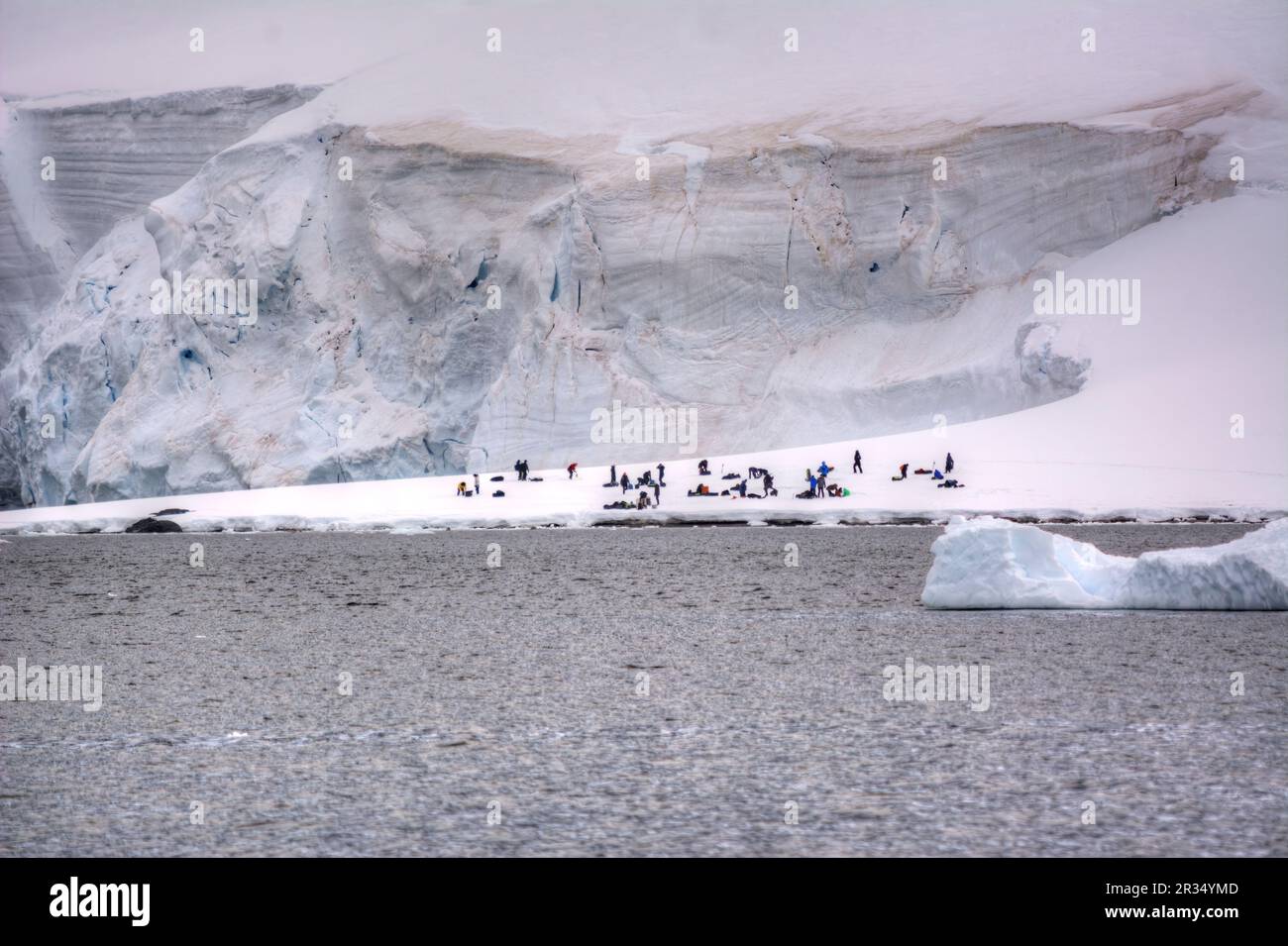 Touristen, die einen Campingplatz auf einem Gletscher in der Antarktis einrichten Stockfoto