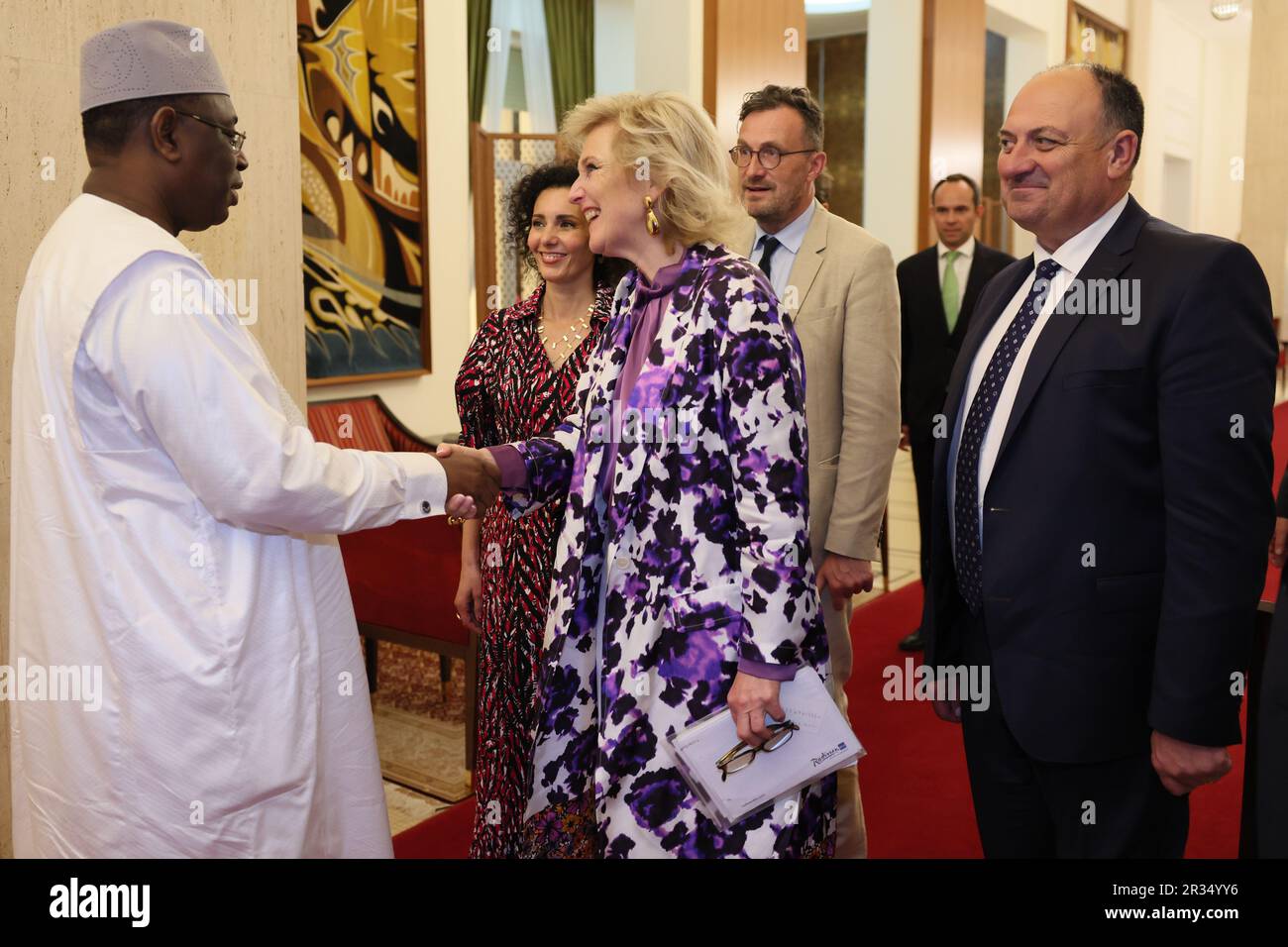Dakar, Senegal. 22. Mai 2023. Senegal-Präsident Macky Sall begrüßt Prinzessin Astrid von Belgien, Außenminister Hadja Lahbib, Staatssekretär für die Region Brüssel, Pascal Smet, und den wallonischen Vizepräsidenten, Willy Borsus, am ersten Tag einer Wirtschaftsreise in die republik Senegal im Präsidentenpalast. In Dakar, Senegal, am Montag, den 22. Mai 2023. BELGA FOTO BENOIT DOPPAGNE Kredit: Belga News Agency/Alamy Live News Stockfoto