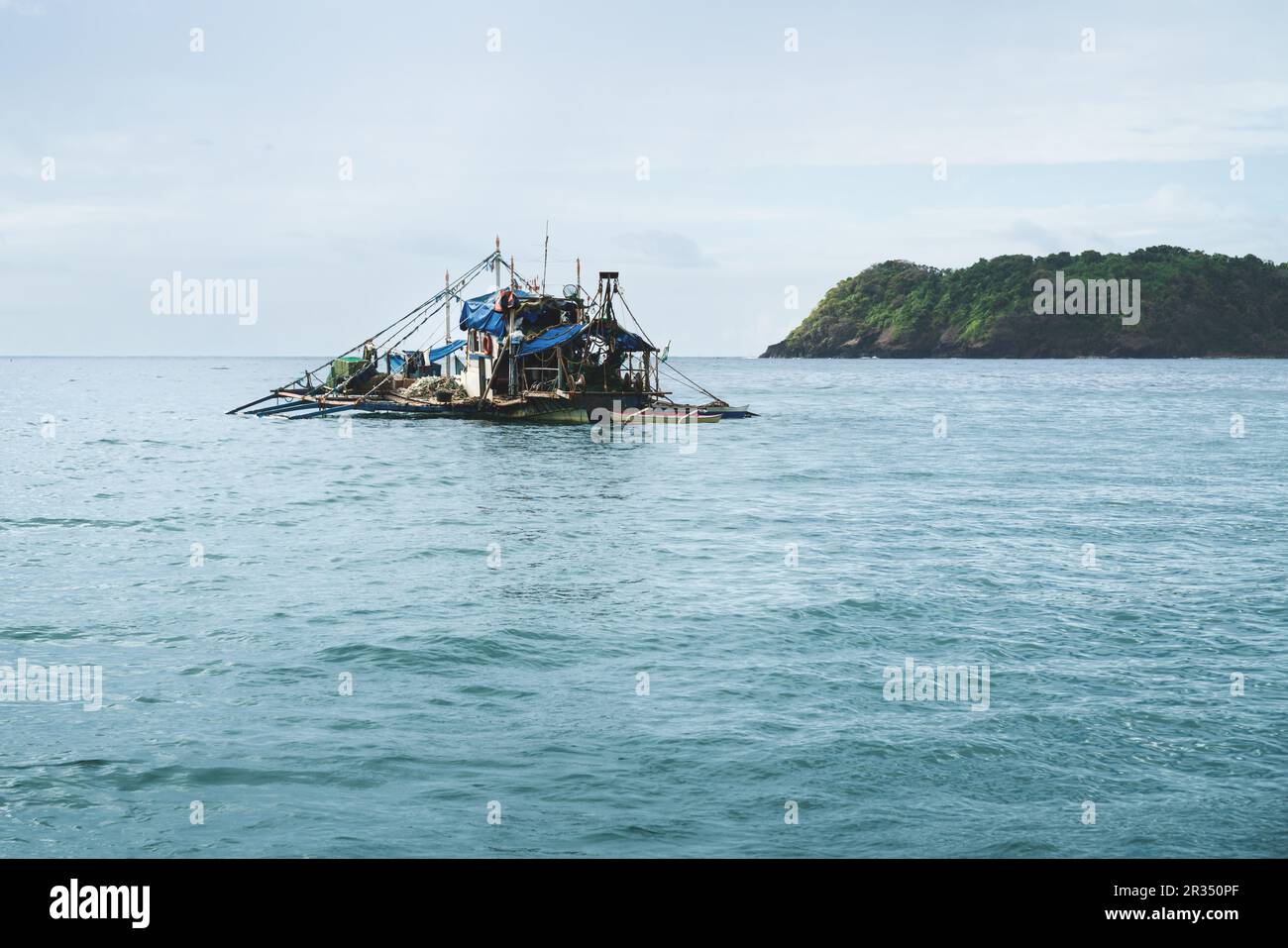 Traditionelles dreckiges altes Fischerboot im Ozean von Palawan, Philippinen Stockfoto