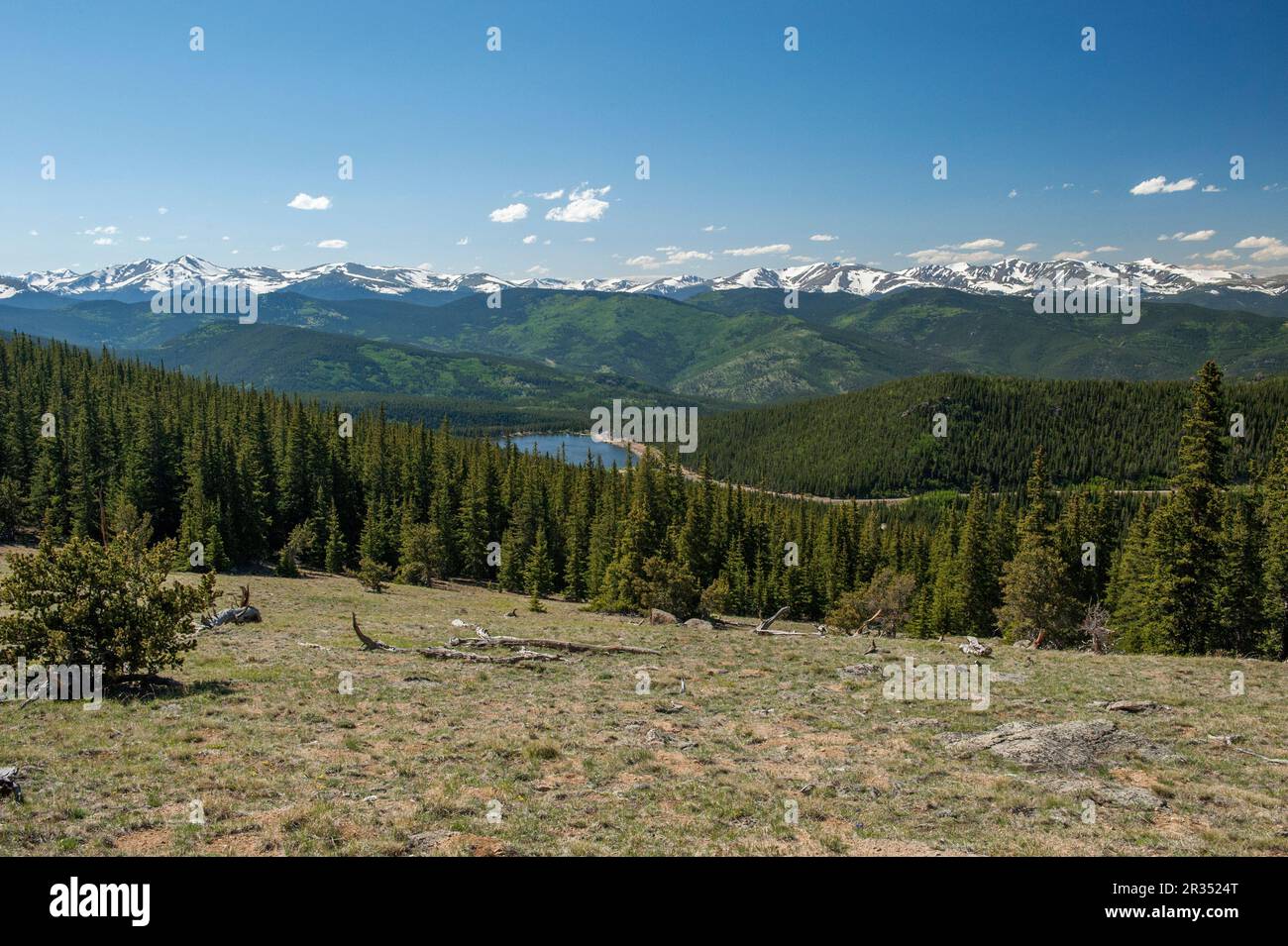 Colorados Echo Lake und die kontinentale Wasserscheide, von der Straße bis zum Mt. Evans. Stockfoto