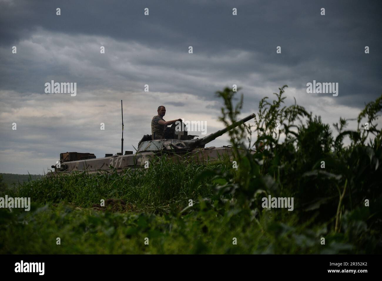 Kiew, Donezk, Ukraine. 22. Mai 2023. Die Teams der Opfor 214. arbeiten an der Reparatur beschädigter gepanzerter Fahrzeuge. Seit Beginn der Invasion im großen Stil war das 214. Bataillon an einigen der schwersten Kämpfe in der Ukraine beteiligt. (Kreditbild: © Madeleine Kelly/ZUMA Press Wire) NUR REDAKTIONELLE VERWENDUNG! Nicht für den kommerziellen GEBRAUCH! Stockfoto