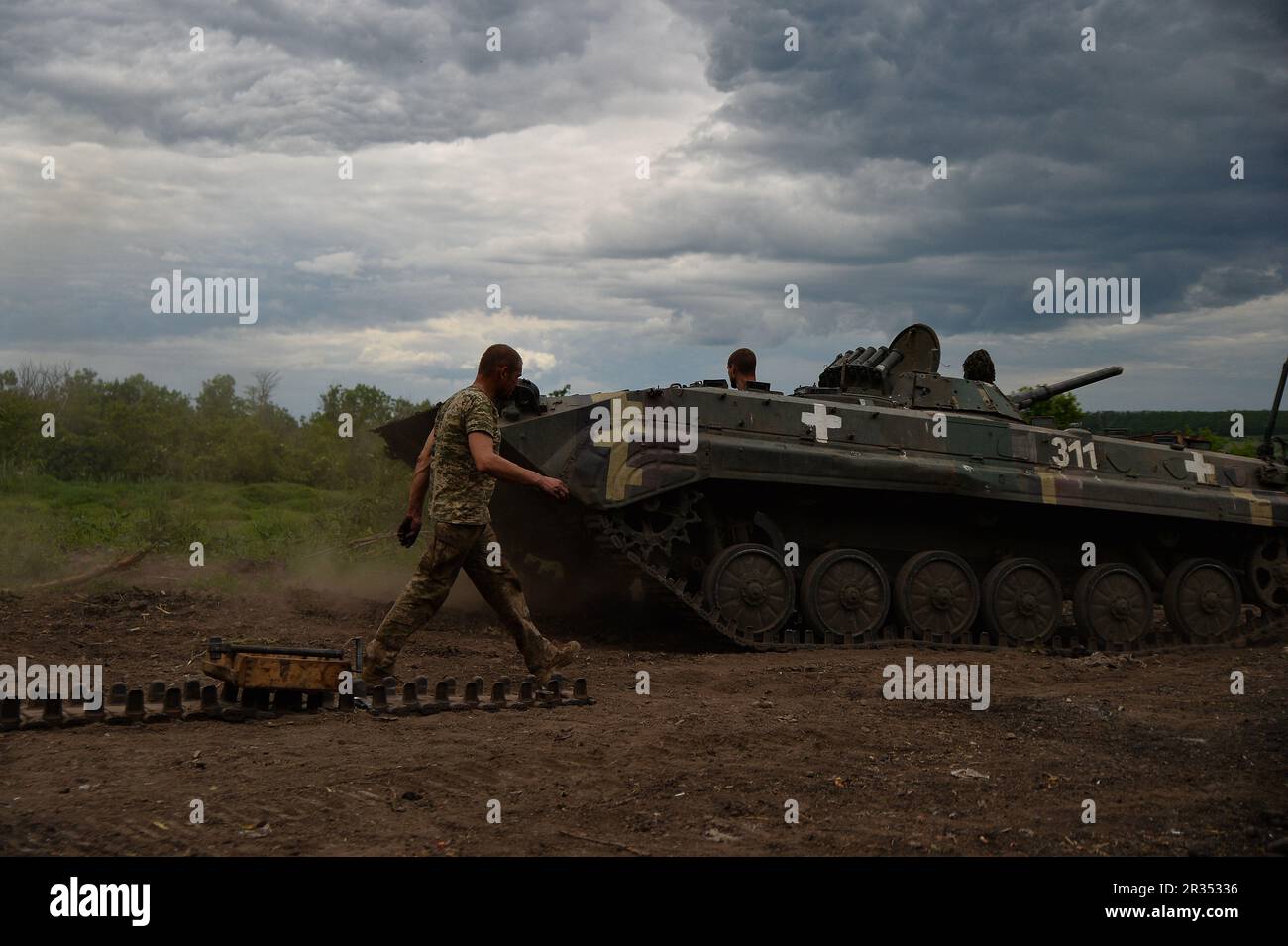 Kiew, Donezk, Ukraine. 22. Mai 2023. Ein beschädigtes BMP wird von den Crews für eine Probefahrt mit dem gepanzerten Fahrzeug ausgeliefert. Die 214. Opfor Group hat sich ausschließlich FÜR DIE REDAKTIONELLE VERWENDUNG an der Reparatur beschädigter Fahrzeuge in Kämpfen um Bakhmut (Kreditbild: © Madeleine Kelly/ZUMA Press Wire) beteiligt! Nicht für den kommerziellen GEBRAUCH! Stockfoto