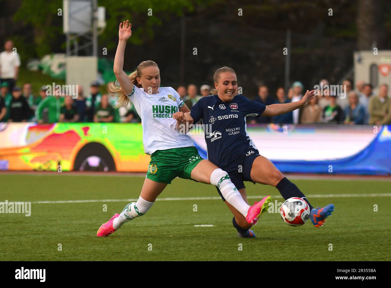 Stockholm, Schweden. 22. Mai 2023. Stockholm, Schweden, Mai 22. 2023: Matilda Vinberg (13 Hammarby) und Gudrun Arnadottir (3 FC Rosengard) in einem Kampf um den Ball während des Spiels in der schwedischen Liga OBOS Damallsvenskan am 22. 2023. Mai zwischen Hammarby IF und FC Rosengard auf der Hammarby IP in Stockholm, Schweden (Peter Sonander/SPP) Guthaben: SPP Sport Press Photo (SPP Sport Presse Foto). Alamy Live News Stockfoto