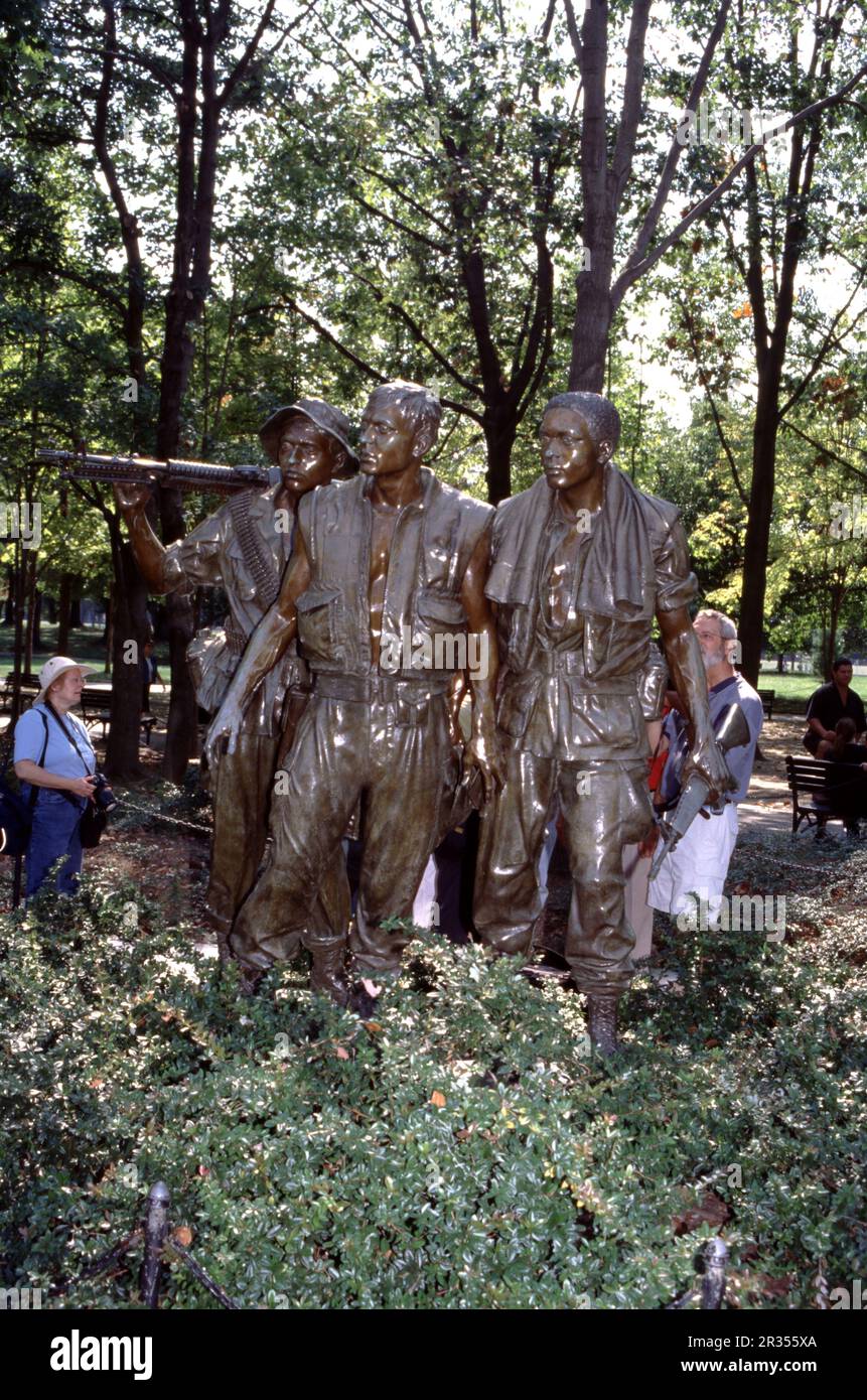 Das Vietnam Veterans Memorial, Washington, D.C. USA 9/2006. Die Gedenkstätte besteht aus zwei angrenzenden Mauern. Jede Wand ist 75,21 m (246 Fuß 9 Zoll) lang und besteht aus 72 schwarzen Granitplatten, die auf eine hohe Oberfläche poliert sind. Siebzig der Tafeln an jeder Wand sind mit den Namen der ehrenwerten Männer und Frauen eingraviert. Die Wände verjüngen sich von 200 mm (8 Zoll) Höhe an ihren Extremitäten bis 3,1 m (10,1 Fuß) Höhe an der Spitze, an der sie aufeinandertreffen, wobei ihre unteren Kanten unter die Höhe der umgebenden Erde absinken, während ihre oberen Kanten waagerecht bleiben. Stockfoto