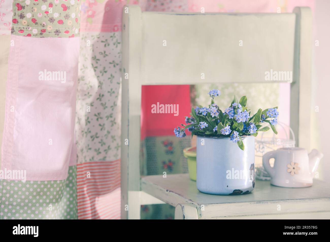 Vergissmeinnicht im rustikalen cup Stockfoto