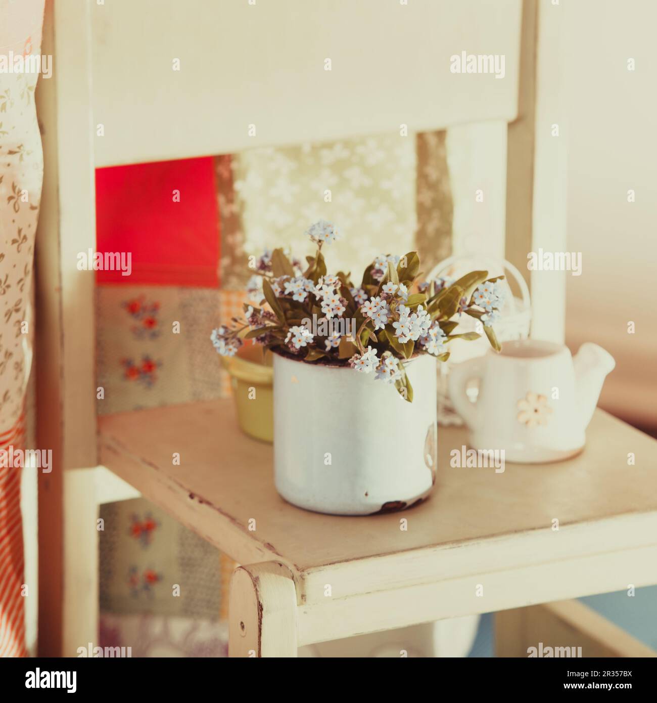 Vergissmeinnicht im rustikalen cup Stockfoto