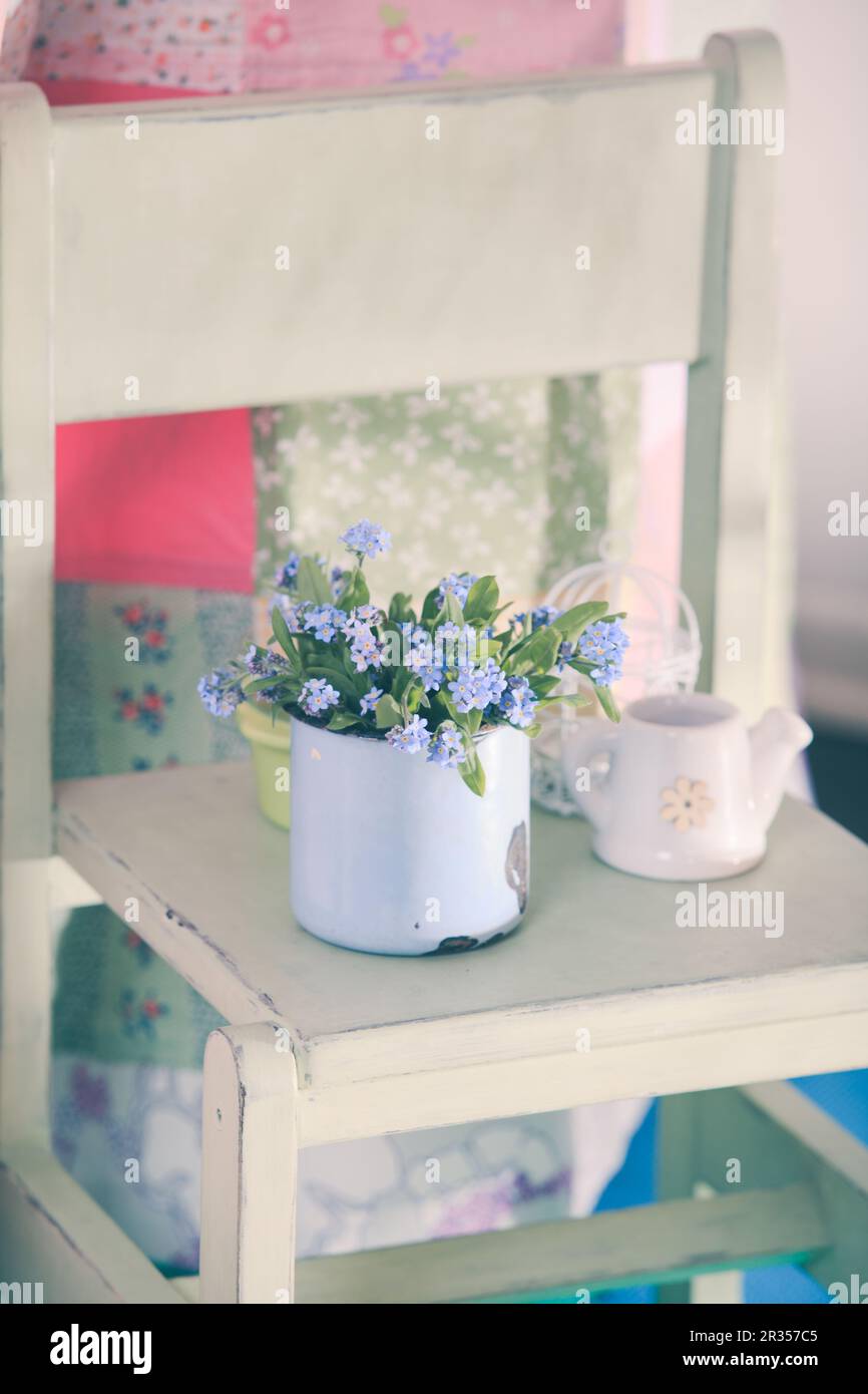 Vergissmeinnicht im rustikalen cup Stockfoto