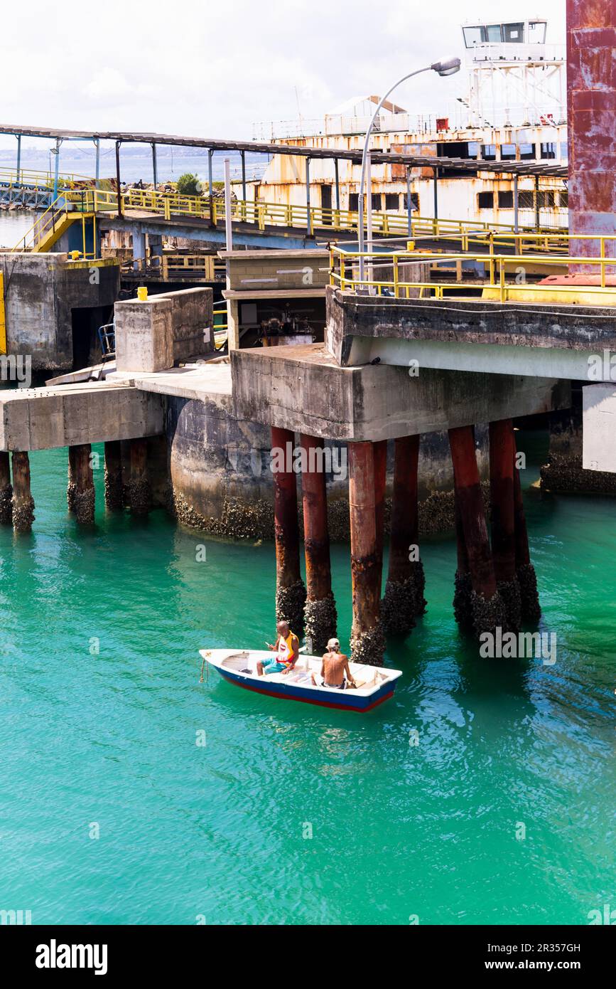 Vera Cruz, Bahia, Brasilien - 11. April 2023: Kleines Fischerboot mit zwei Männern wird am Schiffsterminal auf der Insel Itaparica in Vera Cruz, B, gesehen Stockfoto