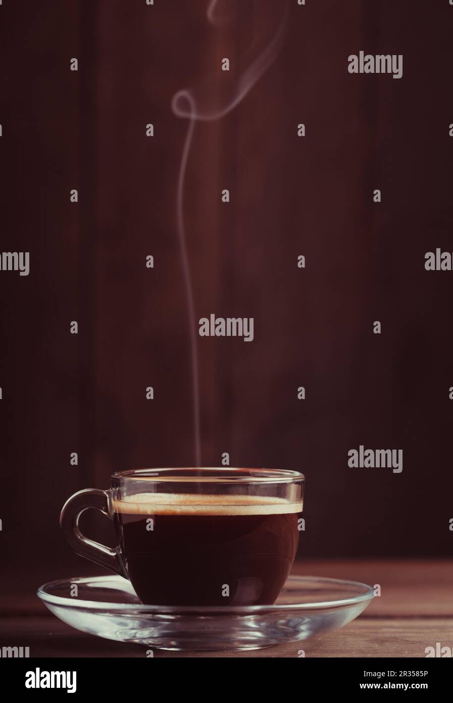 Tasse Kaffee mit Rauch Stockfoto