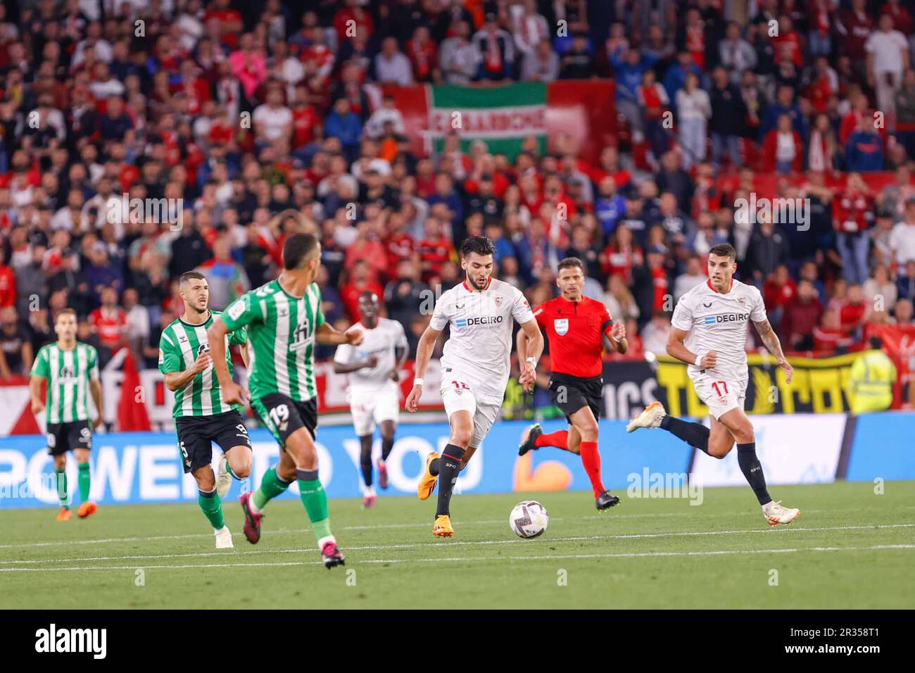 Sevilla, Spanien. 21. Mai 2023. Rafa mir vom FC Sevilla und Guido Rodriguez von Real Betis in Aktion während des Spiels LaLiga Santander zwischen dem FC Sevilla und Real Betis im Ramon Sanchez-Pizjuan Stadion. Endstand: Sevilla FC 0:0 Real Betis. Kredit: SOPA Images Limited/Alamy Live News Stockfoto