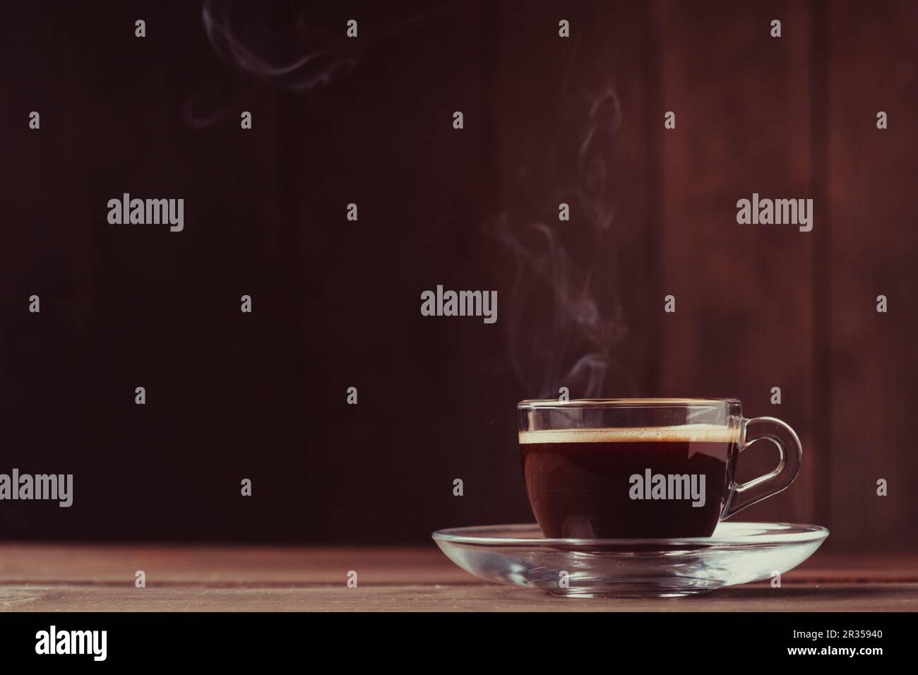 Tasse Kaffee mit Rauch Stockfoto