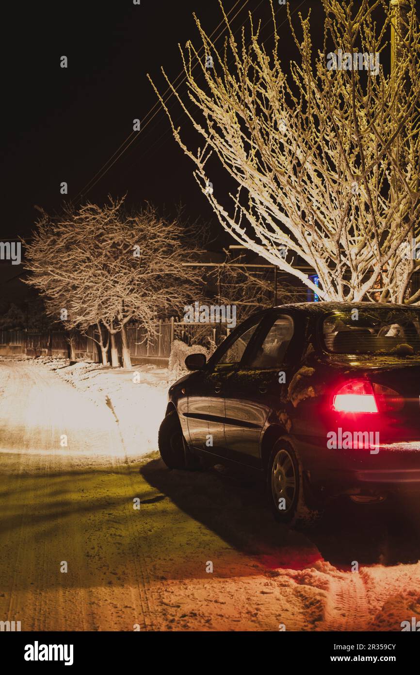 Verschneite Straße und Auto Licht Stockfoto