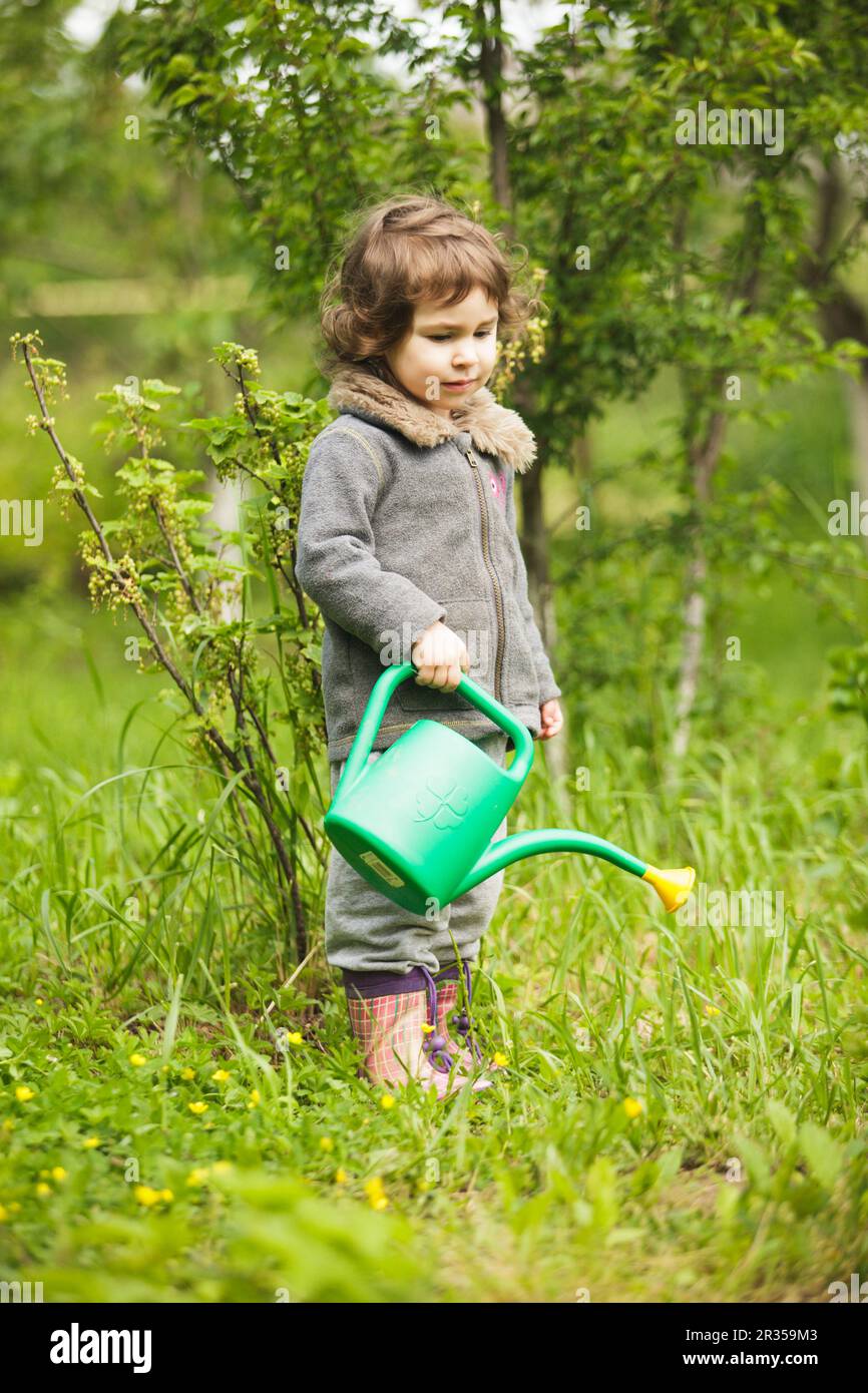 Kleines Kind im Garten Stockfoto