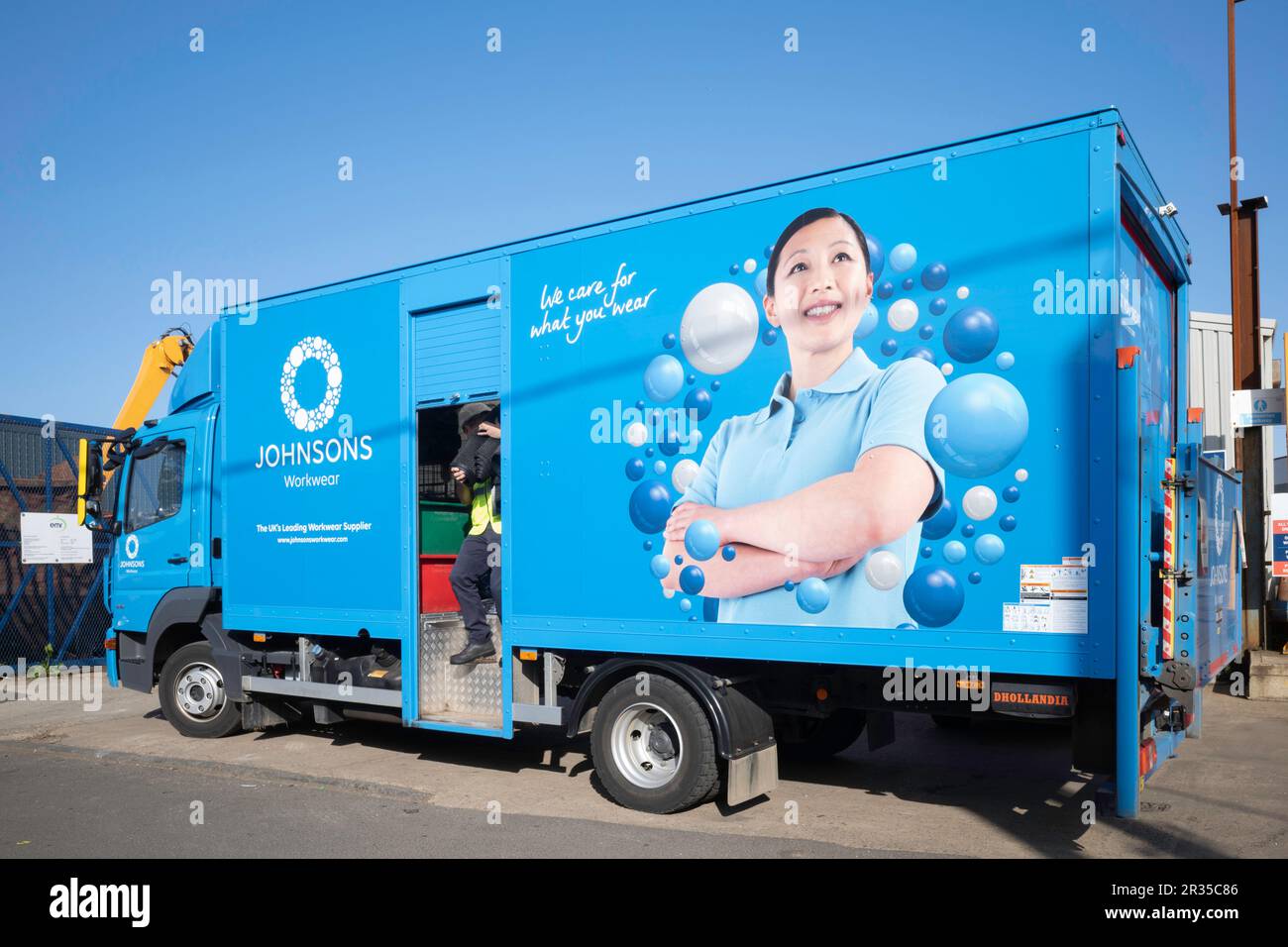 Blauer Lastwagen von Johnsons Workwear, der gereinigte Kleidung zu einer Fabrik in Marske by the Sea North Yorkshire bringt Stockfoto