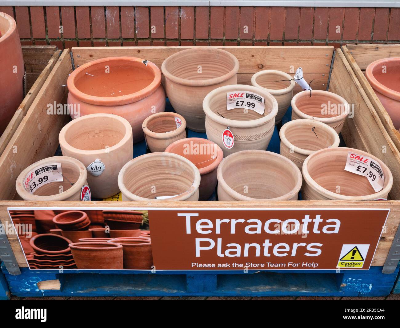 Preiswerte Terrakotta Pflanzentöpfe und Pflanzmaschinen zum Verkauf in Redcar Cleveland High Street Stockfoto