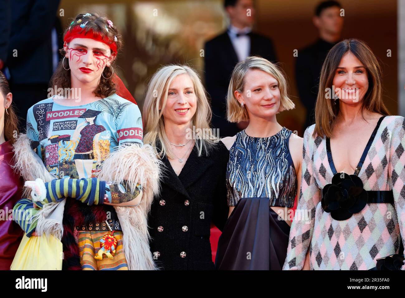 Luke Barker, Mia Wasikowska, Mathieu Demy, Elsa Zylberstein, Jessica Hausner, Amir El-Masry und Ksenia Devriendt nehmen am 22. Mai 2023 am 76. Filmfestival in Cannes im Palais des Festivals in Cannes, Frankreich, an der Premiere des Club Zero Teil. Stockfoto