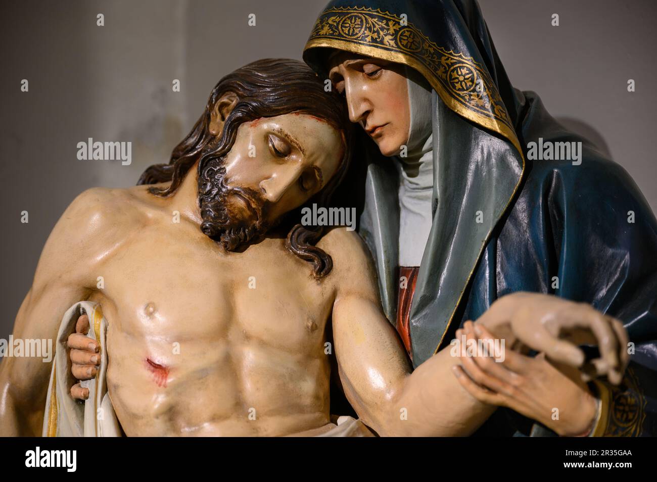 Die Pietà – die Jungfrau Maria, die den Leib Jesu umhüllt. Unsere Lieben Frau der Rosenkirche in Haslau-Maria Ellend, Österreich. Stockfoto