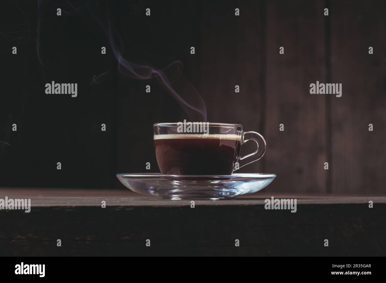 Tasse Kaffee mit Rauch Stockfoto