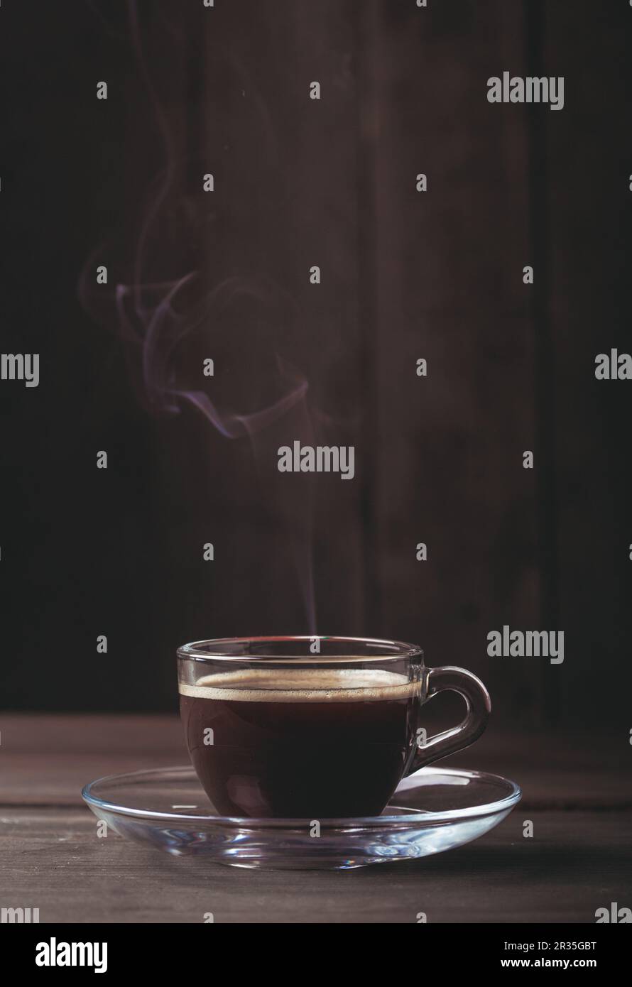 Tasse Kaffee mit Rauch Stockfoto