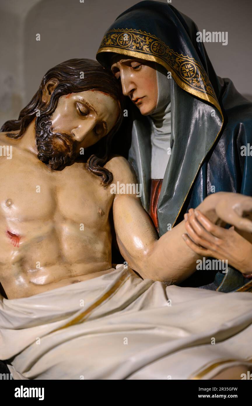 Die Pietà – die Jungfrau Maria, die den Leib Jesu umhüllt. Unsere Lieben Frau der Rosenkirche in Haslau-Maria Ellend, Österreich. Stockfoto