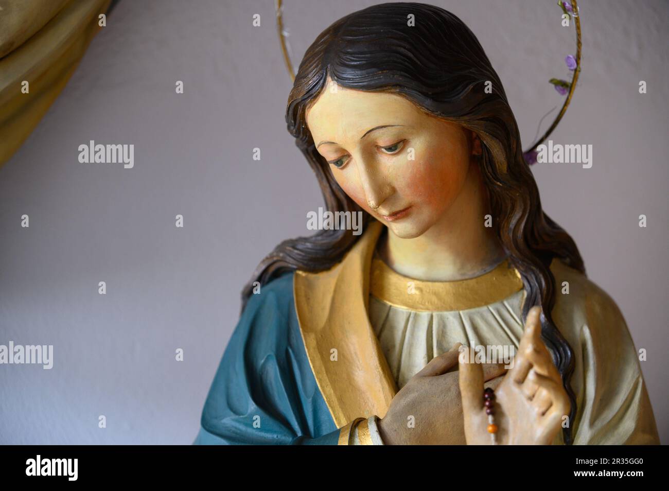 Eine Statue der Jungfrau Maria in der Heiligen Rosenkirche in Haslau-Maria Ellend, Österreich. Stockfoto