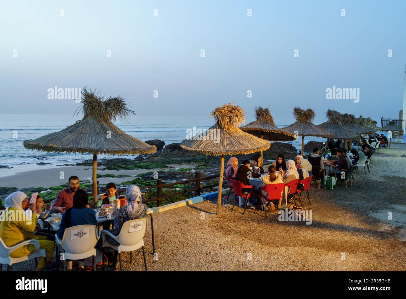 die muslimische Familie bricht die Tagszeit des ramadan vor dem Meer, Asilah, marokko, afrika. Stockfoto