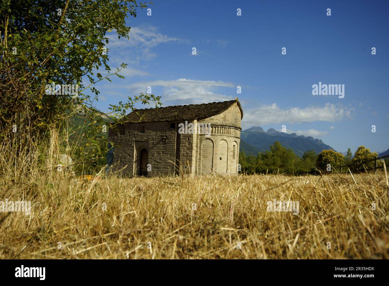 Ermita de San Juan de Busa (s. X), Ventana ajimezada. Busa. Serrablo. Huesca. España. Stockfoto