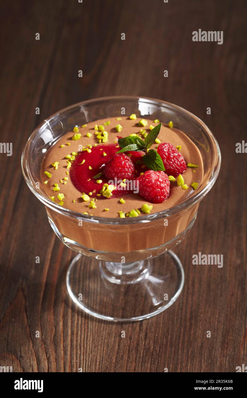 Mousse au Chocolat mit Himbeeren Stockfoto