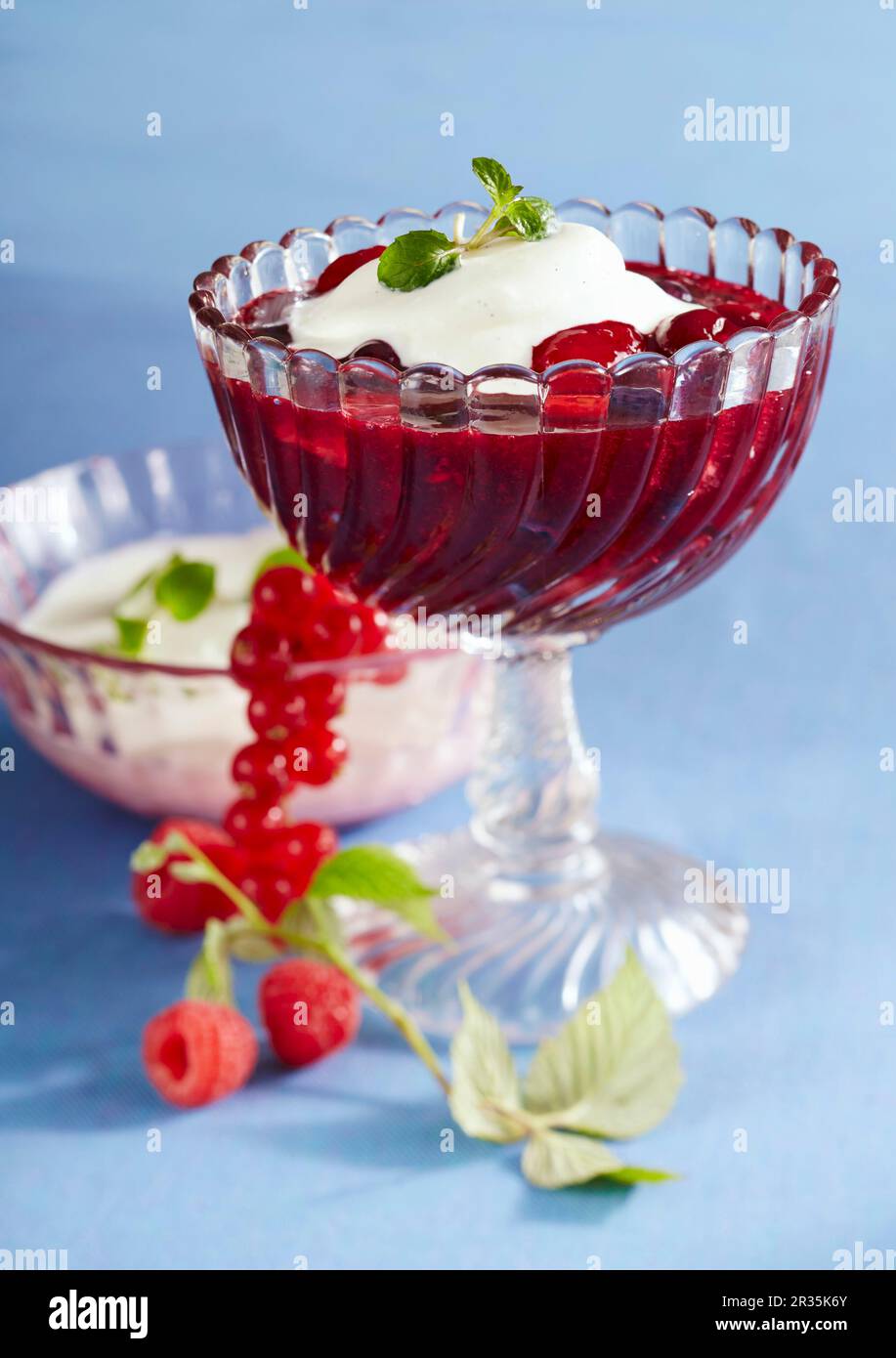 Roter Beerenkompott mit Vanillecreme Stockfoto