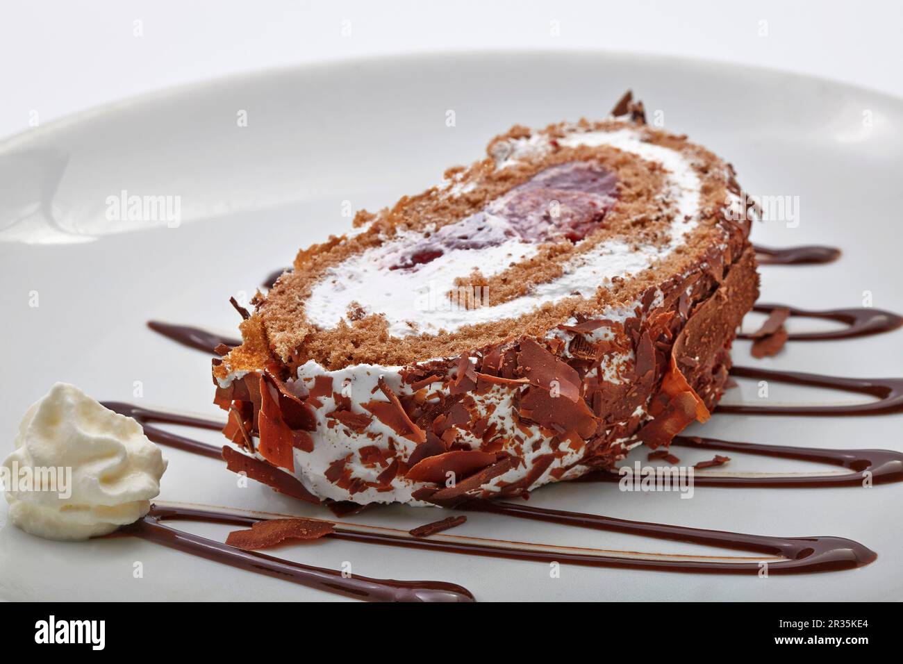 Cremige Schokoladenroulade Stockfoto