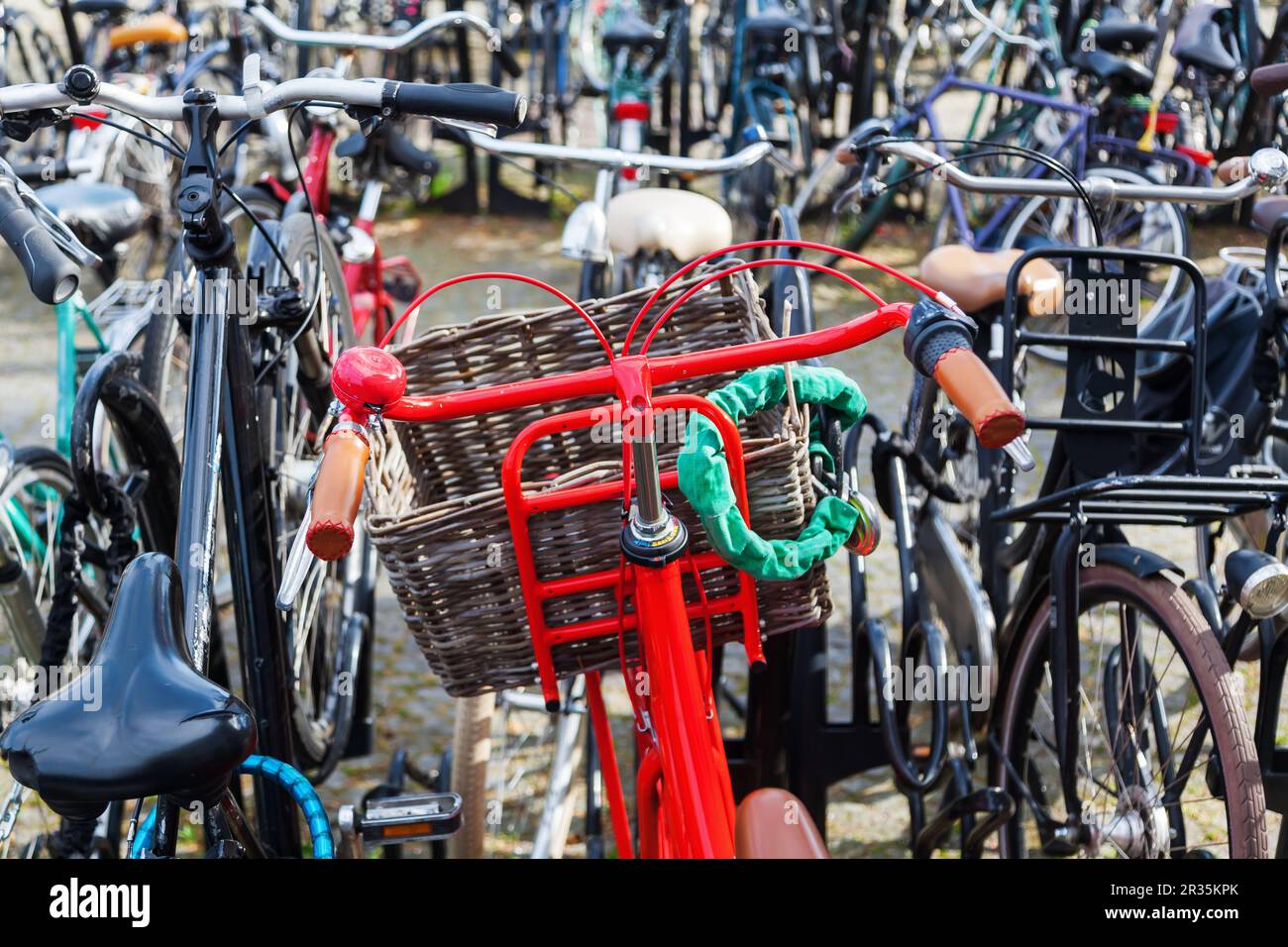 Rotes Fahrrad auf einem Fahrradparkplatz Stockfoto