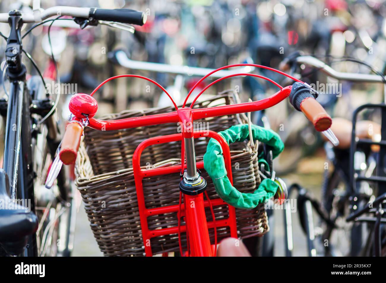 Rotes Fahrrad auf einem Fahrradparkplatz Stockfoto