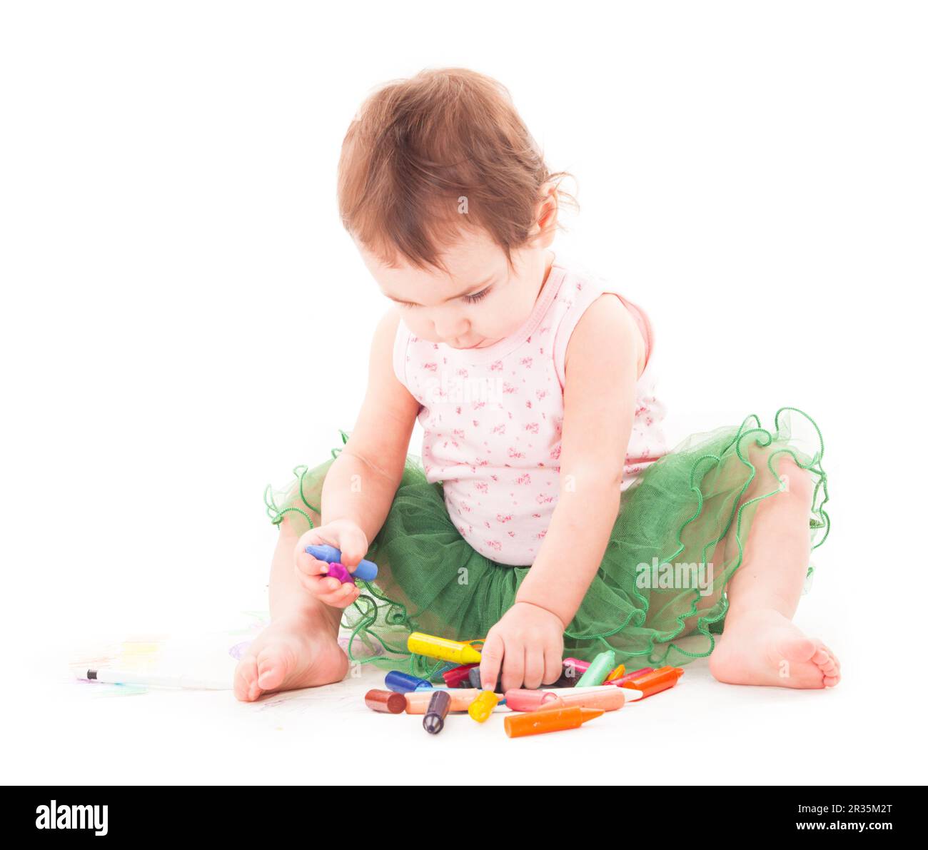 Kleinkind Mädchen Farben auf dem Papier Stockfoto