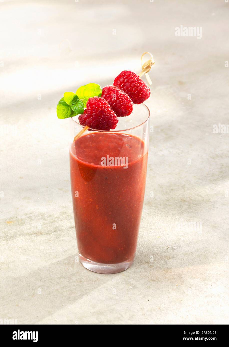 Ein Himbeer- und Avocado-Smoothie mit Orangensaft und getrockneten Maulbeeren Stockfoto