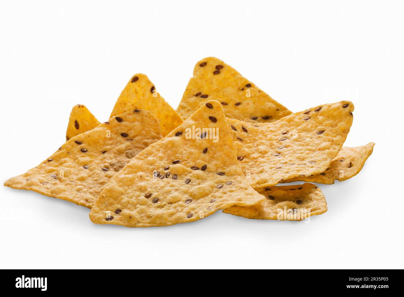 Mehrkörnige Tortilla-Chips mit Leinsamen auf einer weißen Oberfläche Stockfoto