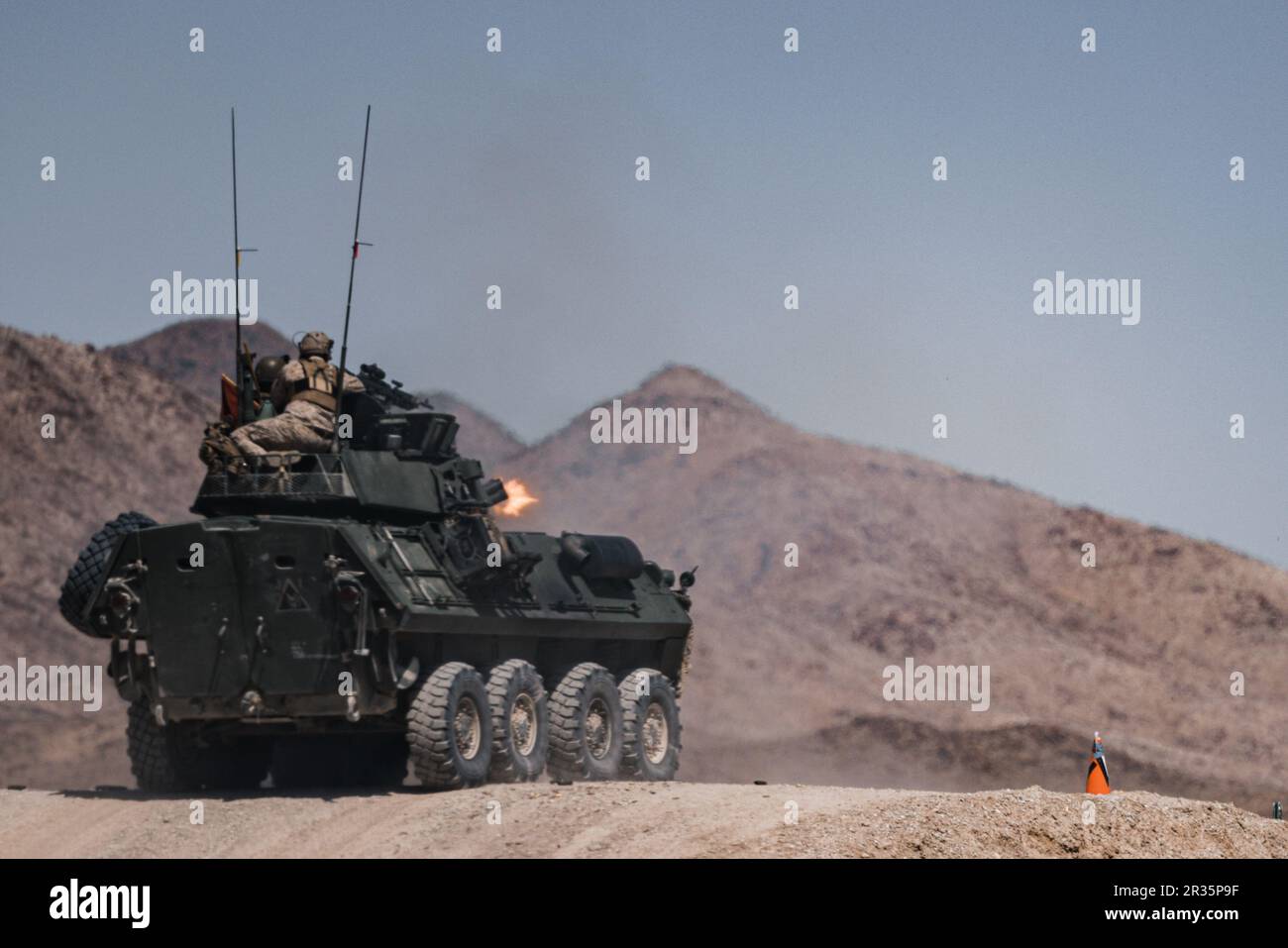 USA Blake Pitmon, ein leichtes Panzerfahrzeug-Crewman mit 3. Aufklärungsbataillon, 1. Marine-Division, befehligt ein LAV während der 2023. Bushmaster Challenge im Marine Corps Air-Ground Combat Center, Twentynine Palms, Kalifornien, 11. Mai 2023. Ziel der Herausforderung war es, die taktische und technische Expertise der Marines zu bewerten und die beste LAV-25-Crew aus der 1., 2. Und 4. Marine Division zu ermitteln. (USA Marinekorps Foto von Lance CPL Justin J. Marty) Stockfoto
