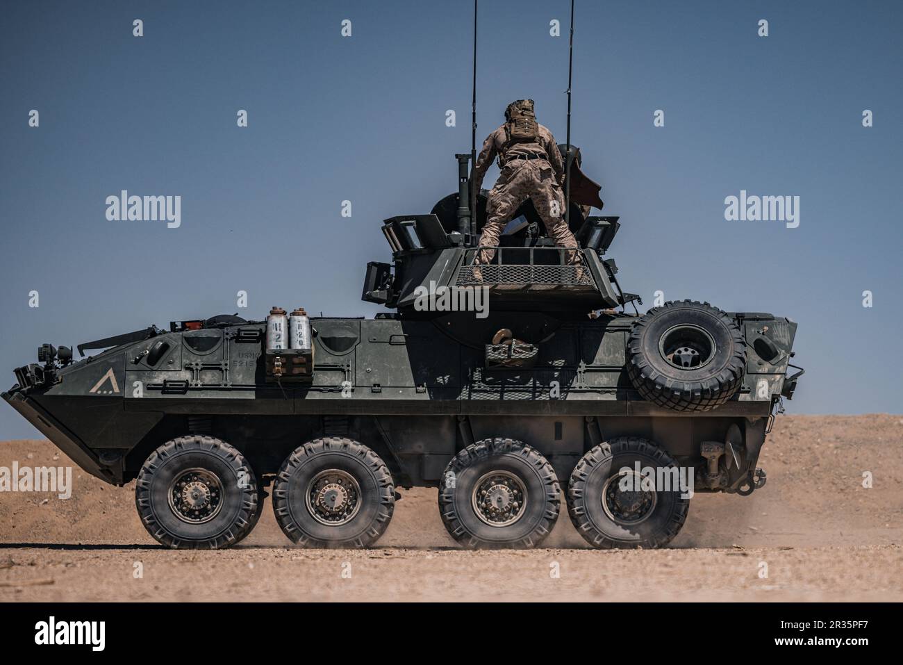 USA Blake Pitmon, ein leichtes Panzerfahrzeug-Crewman mit 3. Aufklärungsbataillon, 1. Marine-Division, befehligt ein LAV während der 2023. Bushmaster Challenge im Marine Corps Air-Ground Combat Center, Twentynine Palms, Kalifornien, 11. Mai 2023. Ziel der Herausforderung war es, die taktische und technische Expertise der Marines zu bewerten und die beste LAV-25-Crew aus der 1., 2. Und 4. Marine Division zu ermitteln. (USA Marinekorps Foto von Lance CPL Justin J. Marty) Stockfoto