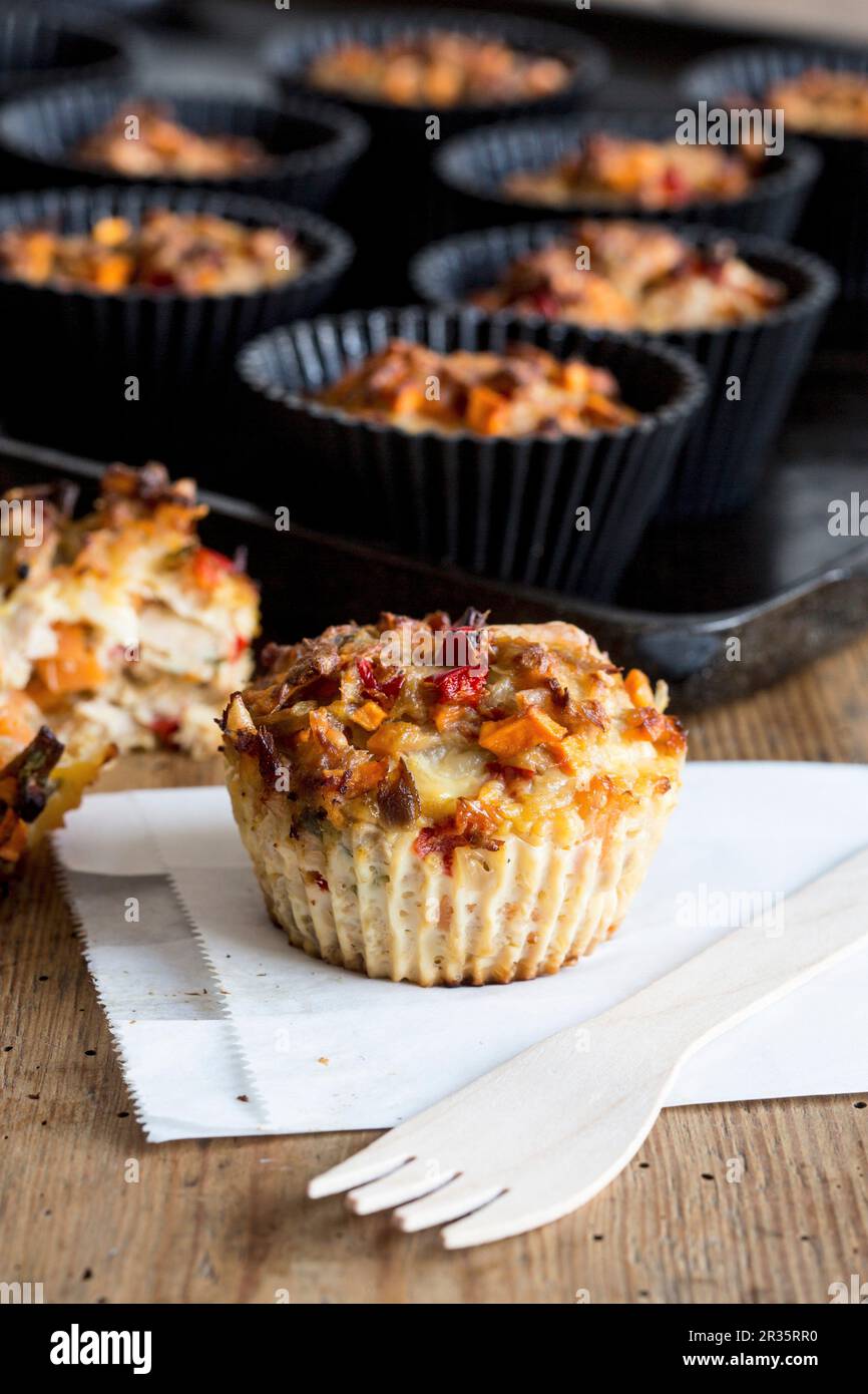 Herzhafte Muffins mit Paprika und Thunfisch Stockfoto