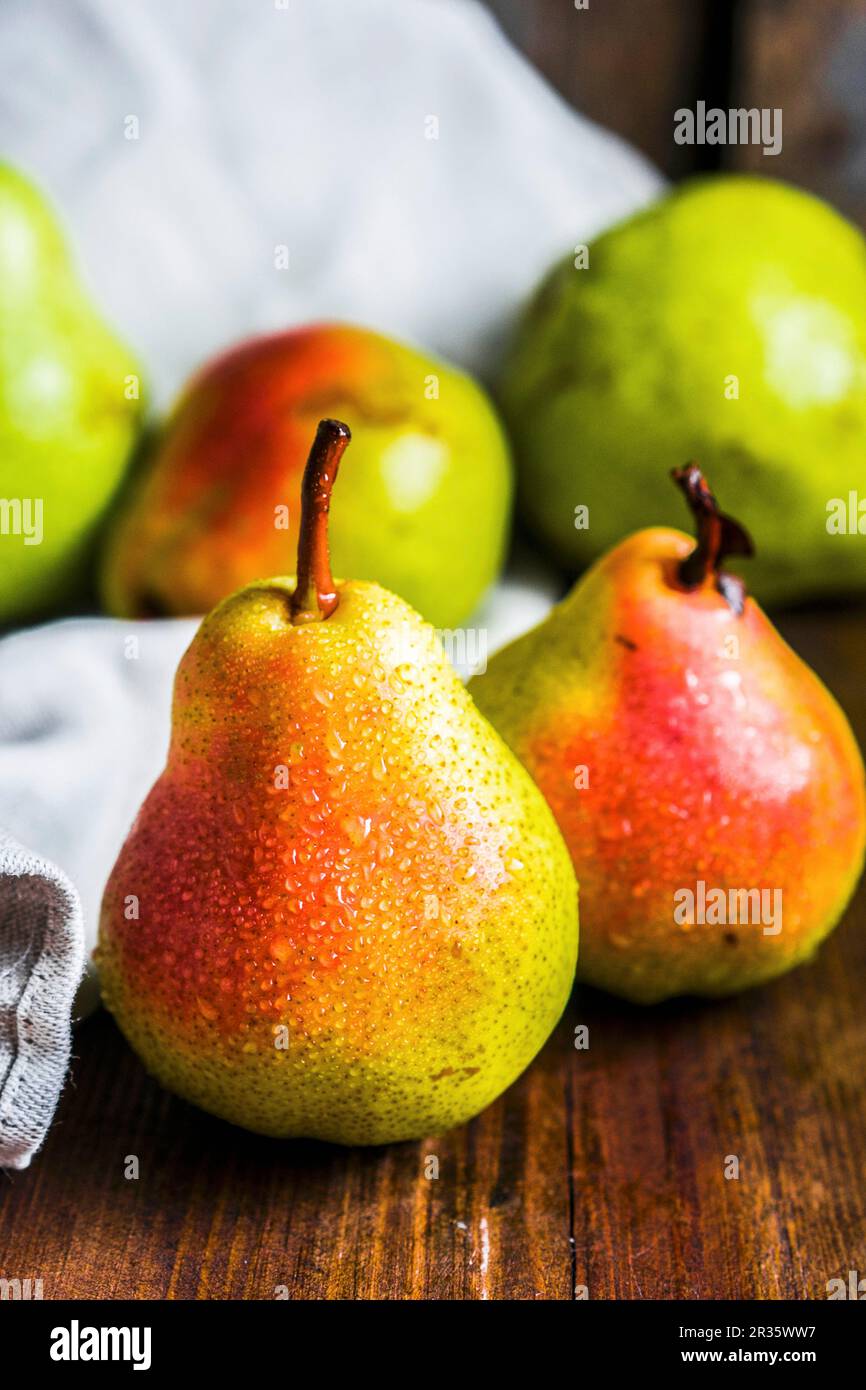 Frische Birnen auf einer Holzoberfläche Stockfoto
