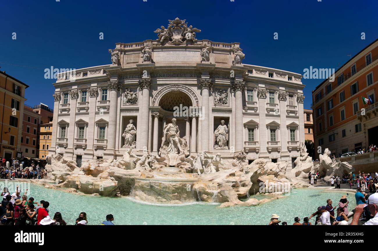 Der trevi-Brunnen mit dem Wort Benedictus XIV ist eine beliebte Touristenattraktion in Rom, Italien Stockfoto