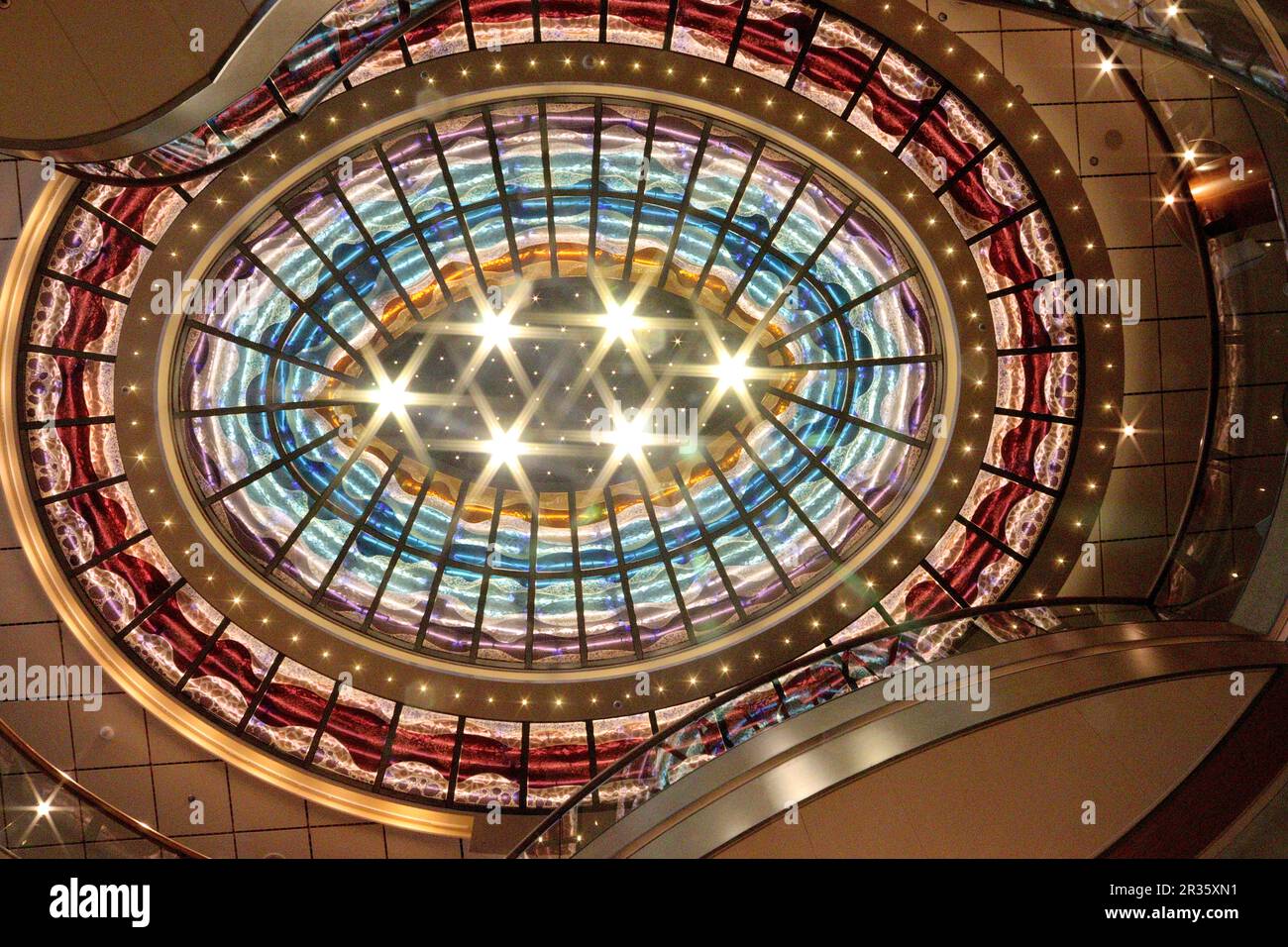 Das Atrium an Bord des Arcadia bietet viele Segmente aus verschiedenfarbigem Buntglas und Beleuchtung, die den Effekt einer überdachten Kuppel verleihen. April 2023. Stockfoto